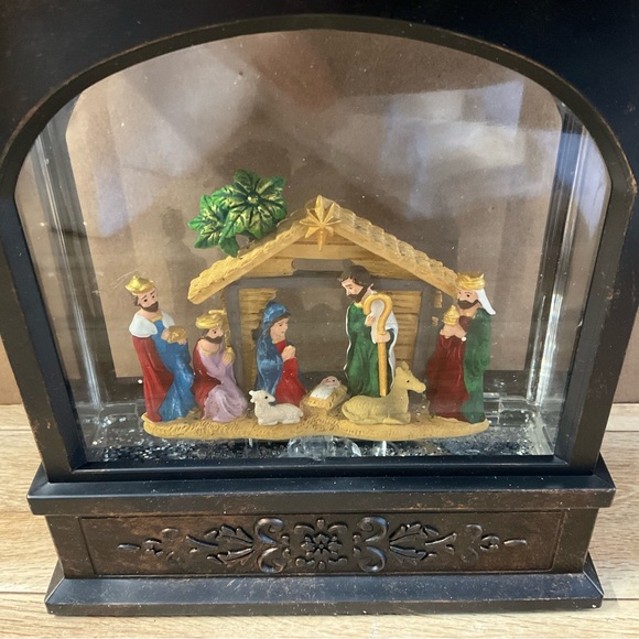 New! Raz Lighted Lantern Snow Globe Glitter Water Holy Family Nativity Religious - Picture 2 of 11